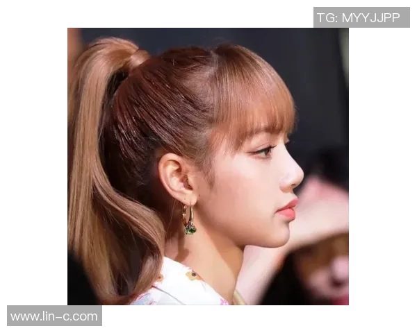 足球明星为何不追求时尚发型展现真实自我魅力与个性