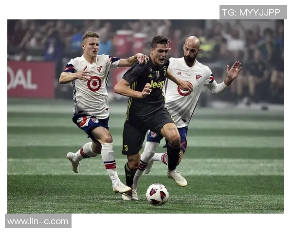 长发女生足球明星精彩瞬间全景展示与风采分享